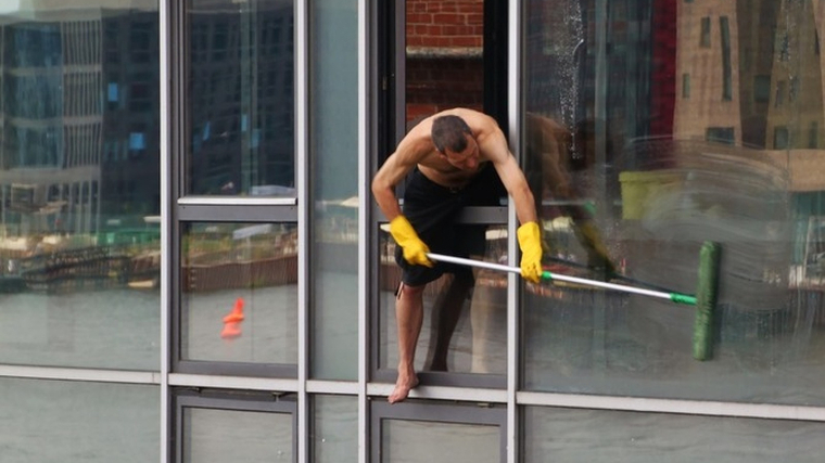 Un home netejant els vidres