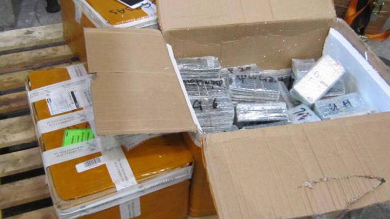 La GuÃ rdia Civil d'Alacant ha confiscat centenars de mÃ²bils falsificats en el Port d'Alacant