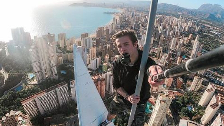 Un turista escala un edifici de 192 metres d'altura en Benidorm