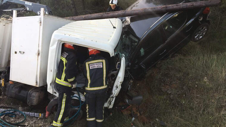 Els bombers rescaten a les vÃctimes d'un accident