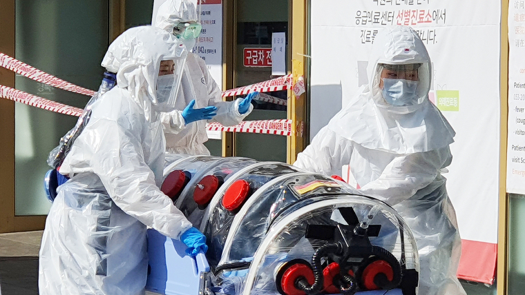 Un pacient sospitÃ³s d'haver-se contagiat de coronavirus arribant a un hospital de la Xina el 19 de febrer de 2020