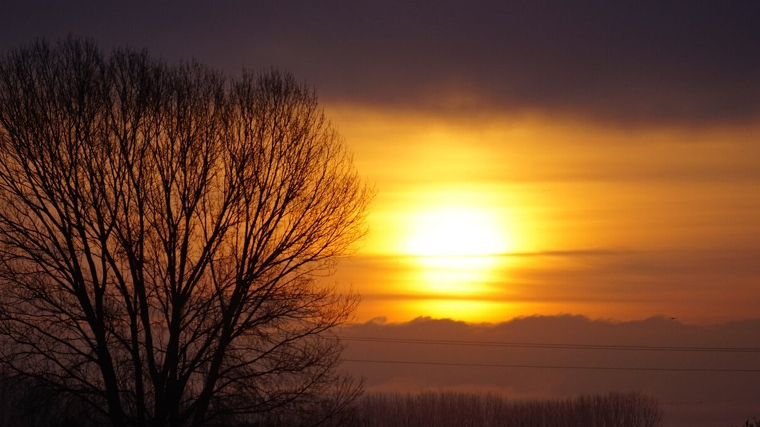 Sortida de sol entre núvols a Verges, al Baix Empordà