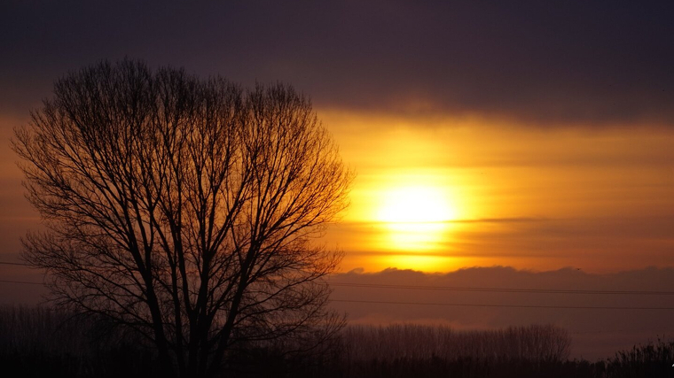 Sortida de sol entre núvols a Verges, al Baix Empordà