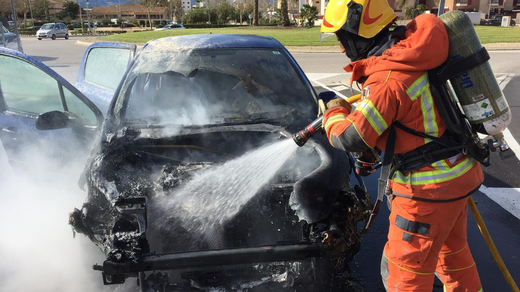 Crema un cotxe en Cullera, en la Ribera Baixa (ValÃ¨ncia)