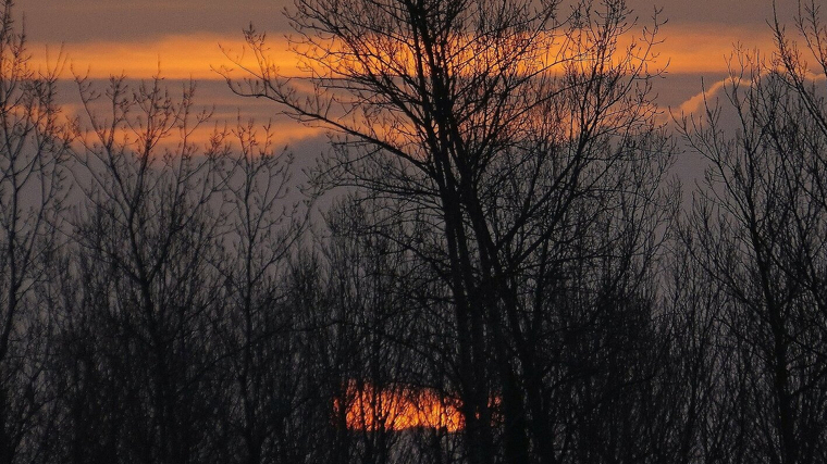 Imatge d'una sortida de sol hivernal amb nÃºvols a Verges