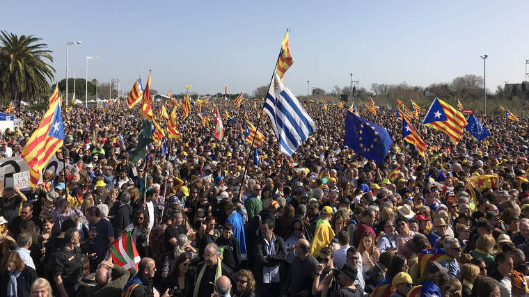 Panoràmica de l'acte de Puigdemont a Perpinyà el 29 de febrer de 2020