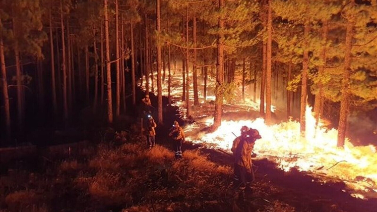 Imagen de los trabajos de extinción esta pasada noche