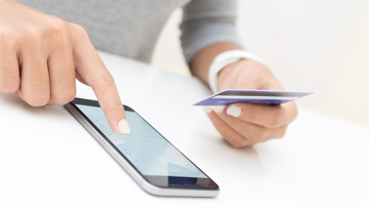 Dona fent compra online a través del mòbil