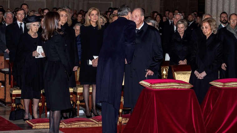 Les infantes, els reis emÃ¨rits i els actuals monarques saludant-se al funeral de Pilar de BorbÃ³ (29-01-2020)