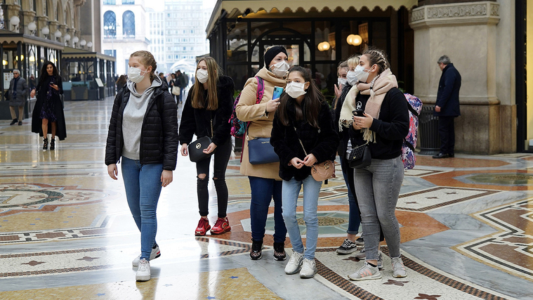 Grup de noies amb mascareta a la Galeria Vittorio Emanuele II de MilÃ 