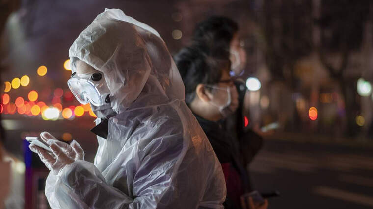 Una dona amb roba de protecciÃ³ contra el coronavirus a Xangai el 26 de febrer de 2020