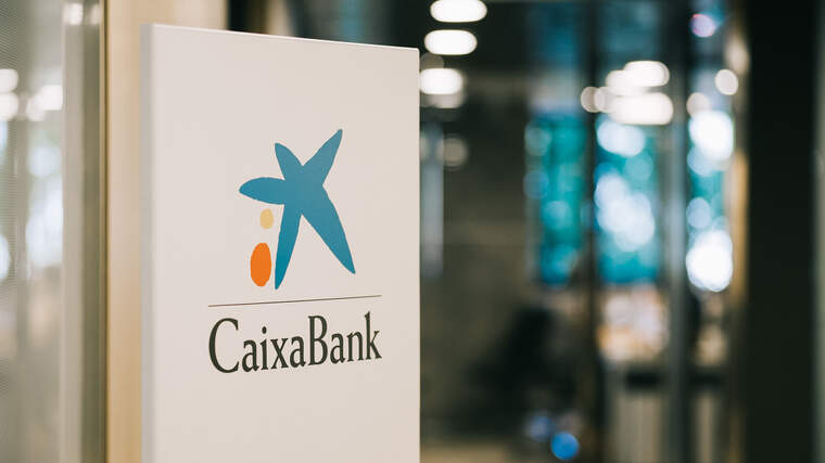 Una oficina de CaixaBank amb el logo de l'empresa en primer pla el 27 de marÃ§ de 2020