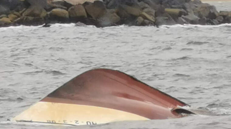 Fallecen dos de los marineros rescatados del pesquero naufragado en Punta Umbría (Almería)