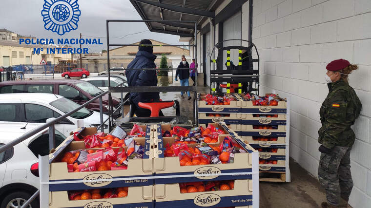 La Policia Nacional de ValÃ¨ncia repartix 1.000 kg de taronges entre les residÃ¨ncies