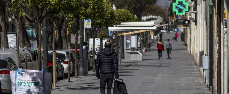 Home caminant a Tarragona.