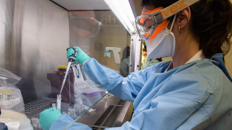 Imatge del laboratori de l'Hospital ClÃ­nic que fa proves de coronavirus