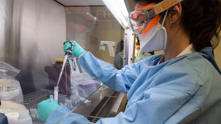 Imatge del laboratori de l'Hospital ClÃ­nic que fa proves de coronavirus