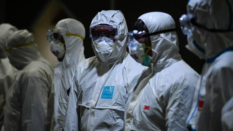 Personal de desinfeciÃ³n con trajes de protecciÃ³n y mascarillas preventivas contra el coronavirus en Thailandia