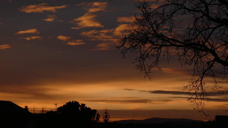 Imatge d'una posta de sol rogenca a Casserres, al BerguedÃ 