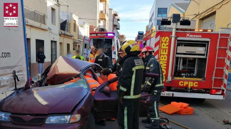 Dos ferits en xocar un cotxe i un camiÃ³ en Moncofa, en la Plana Baixa (CastellÃ³)