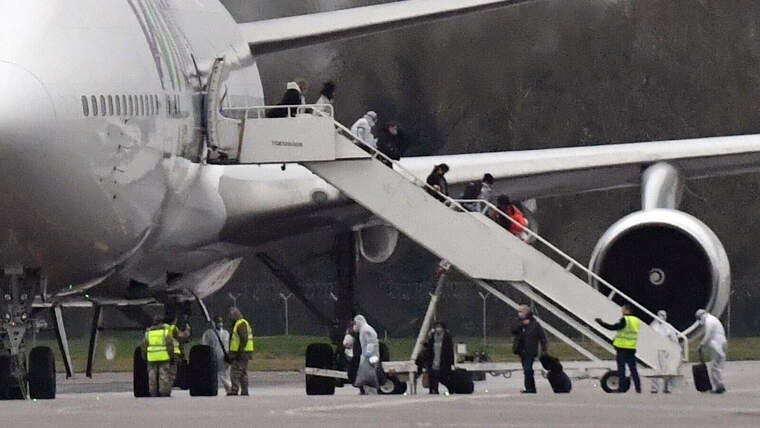 Passatgers britÃ nics repatriats de la Xina abandonant l'aviÃ³ el 9 de febrer de 2020