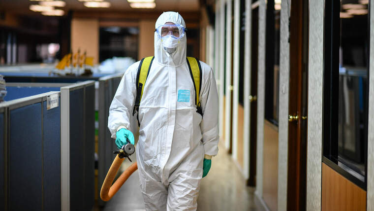 Un treballador de TailÃ ndia desinfectant una sala de reunions el 10 de marÃ§ de 2020