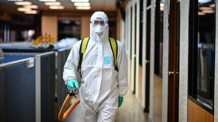 Un treballador de TailÃ ndia desinfectant una sala de reunions el 10 de marÃ§ de 2020
