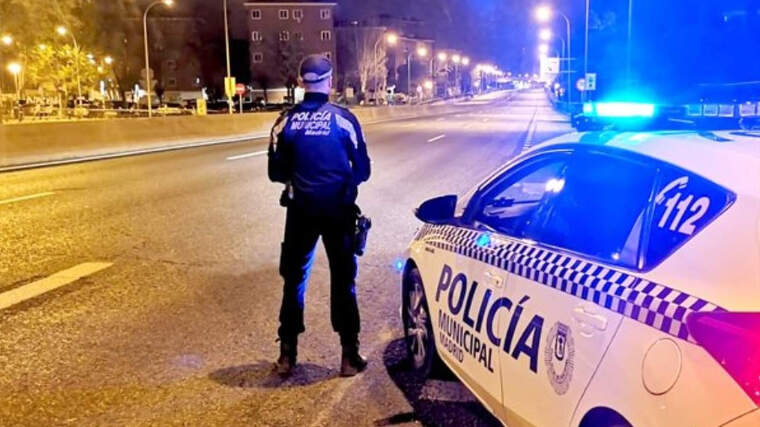 Imagen de la PolicÃ­a Municipal de Madrid junto a un coche policial
