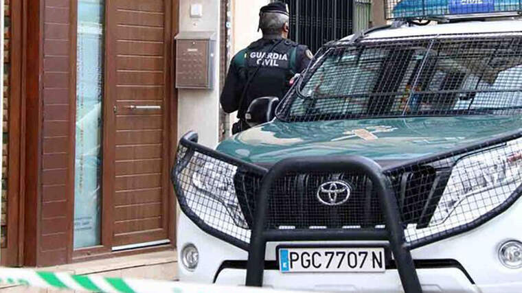 Imagen de archivo de un agente y un vehículo de la Guardia Civil