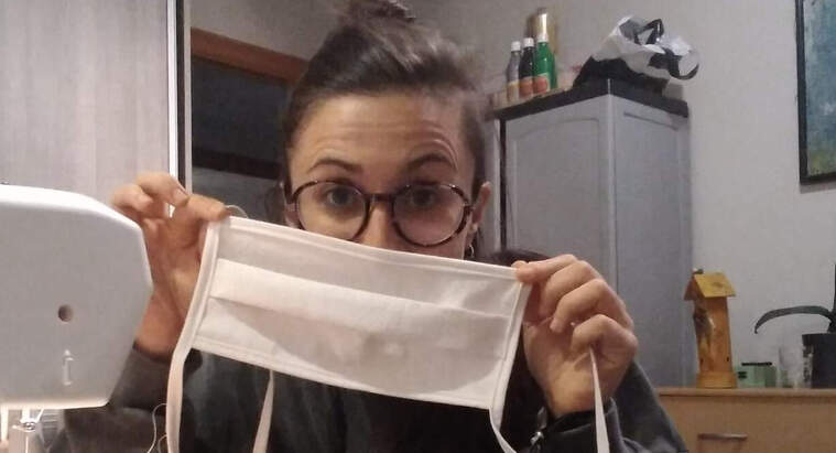 Imatge d'una veïna d'Alcarràs amb una mascareta casolana