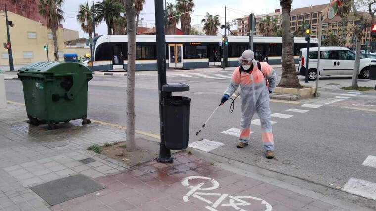 Treballador de l'Ajuntament de ValÃ¨ncia desinfectant papereres de la ciutat