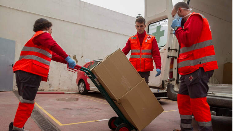 Voluntaris de la Creu Roja repartint aliments el 25 de marÃ§ del 2020