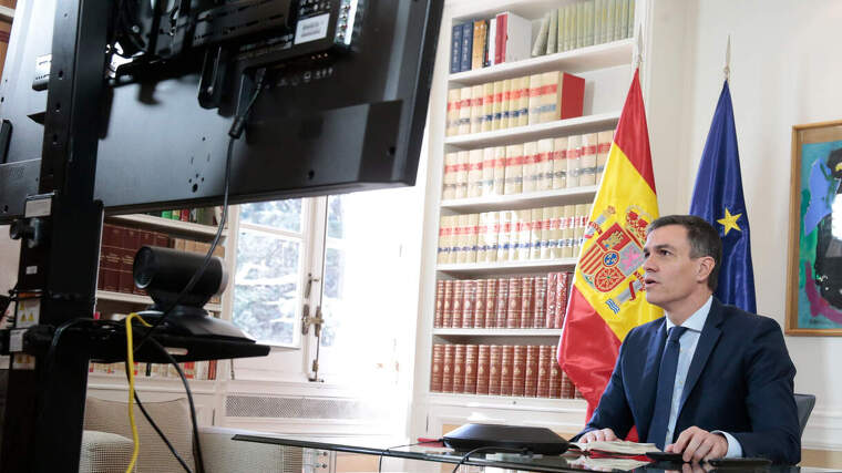 Pedro Sánchez, haciendo una conferencia durante la confinación, el 13 de marzo de 2020