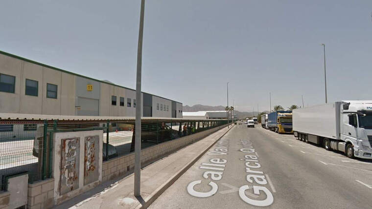 Ferit en ser atropellat per un camiÃ³ en un polÃ­gon de San Isidro, en el Baix Segura (Alacant)