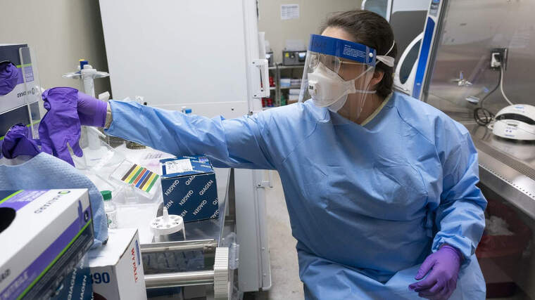 Microbióloga de Texas haciendo pruebas contra el Covidien-19 el 6 de marzo de 2020