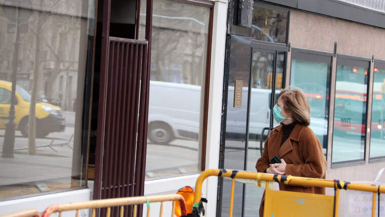 Imatge d'una persona amb mascareta, a Barcelona