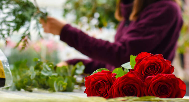 Floristera amb roses de Sant Jordi