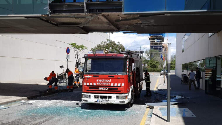 Un camiÃ³ ha destrossat la passarelÂ·la de l'Hospital la Fe