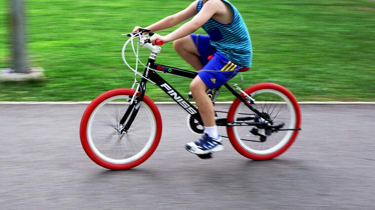 Un nen circulant en bicicleta