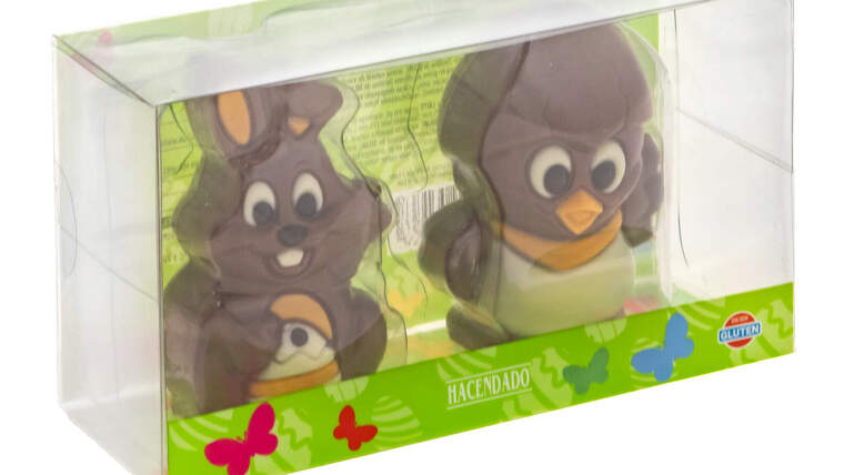 Dues figures de xocolata de pollet i conill en una caia de color verd el 8 d'abril de 2020