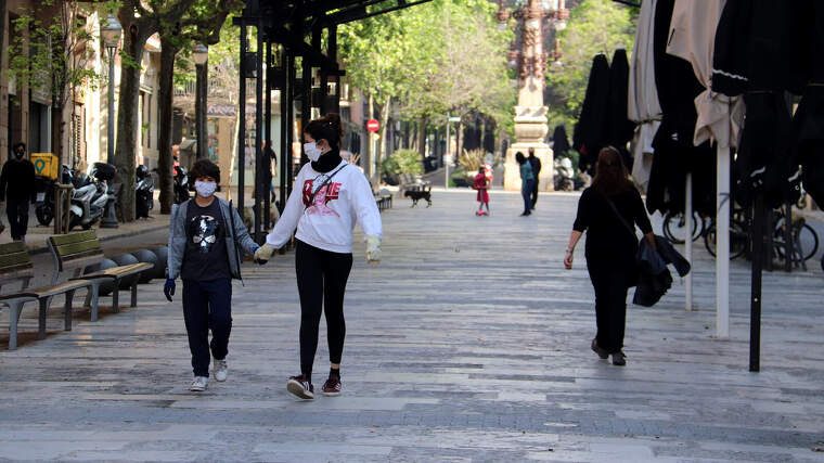 L'avinguda Gaudí de Barcelona amb nens passejant durant la primera sortida des de l'inici del confinament