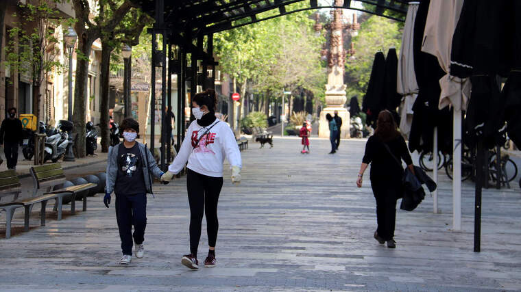 L'avinguda Gaudí de Barcelona amb nens passejant durant la primera sortida des de l'inici del confinament