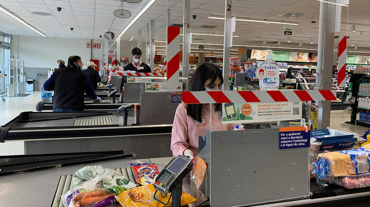 Treballadors de Consum seguint les mesures de seguretat contra el Covid-19