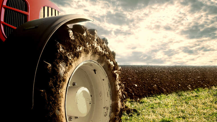 La rueda de un tractor en el campo