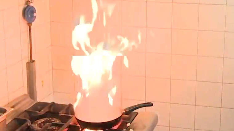 Imatge d'arxiu d'una paella cremant en una cuina.
