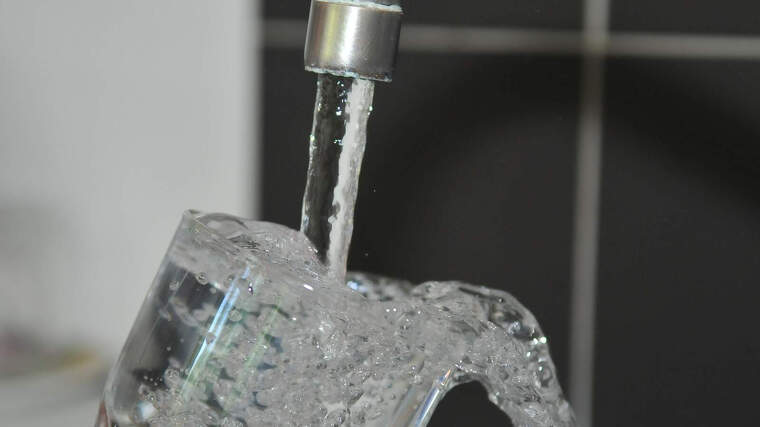 Imatge d'arxiu d'una persona omplint una gerra d'aigua