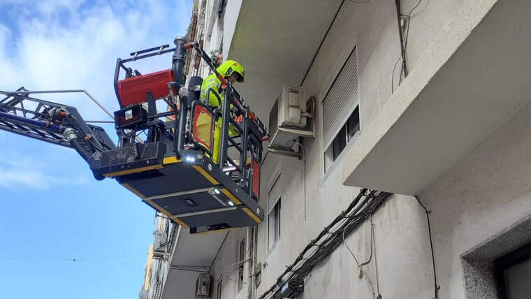 Els bombers rescaten a una persona major caiguda en sa casa en Alacant
