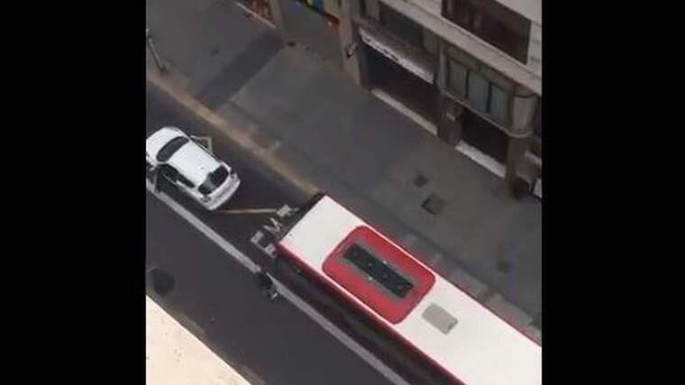 VÃ­deo: Un autobÃºs de l'EMT envestix contra un cote que estava parat en el carril bus