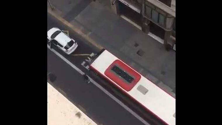 VÃ­deo: Un autobÃºs de l'EMT envestix contra un cote que estava parat en el carril bus