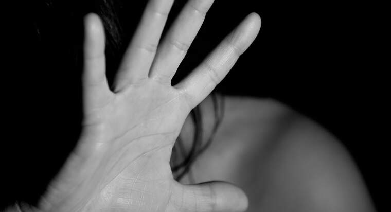 Una dona intenta defendre's d'una agressió